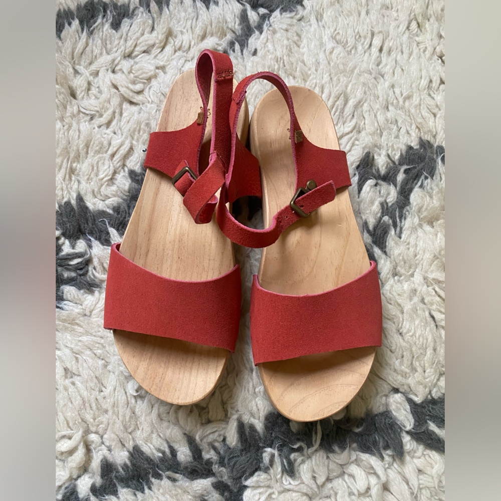 NWOT El Naturalista sandals in coral, size 40 (9.5)